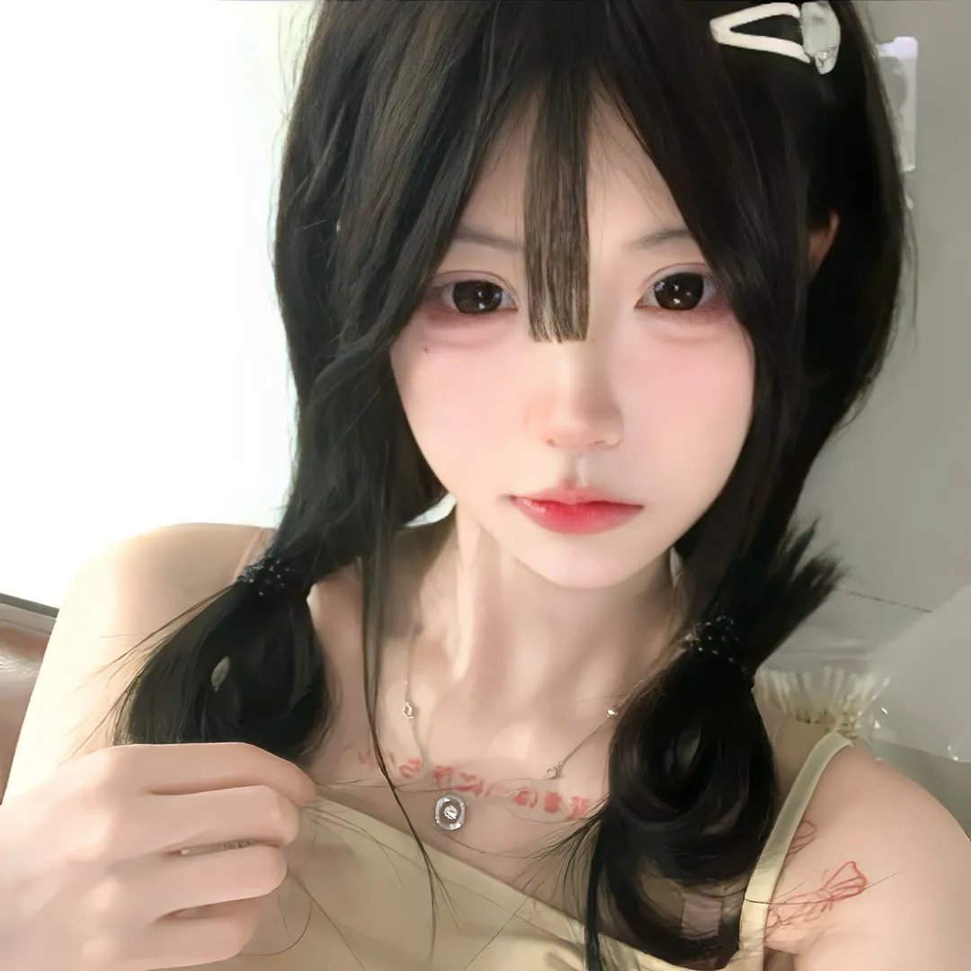 穿风信子蓝的少女